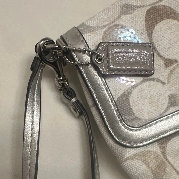 Coach wristlet purse. - Picture 4 of 9